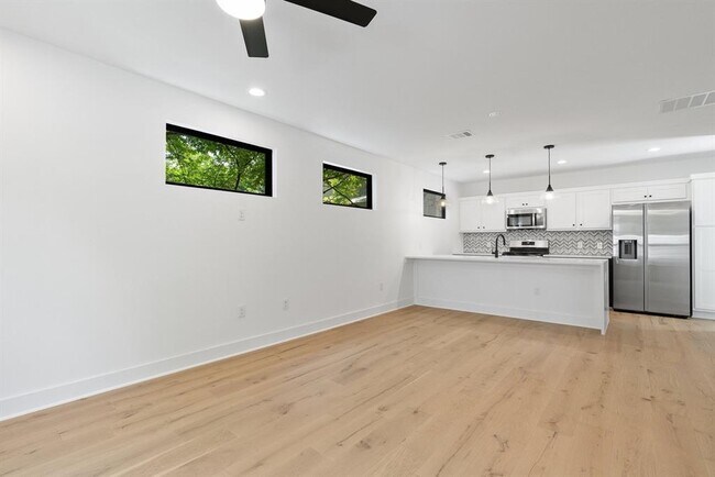 Building Photo - 2102 Eva St