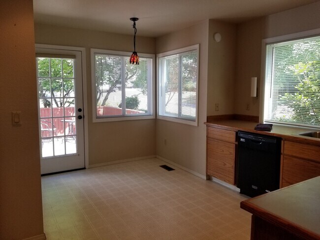 Building Photo - LAKE OSWEGO 2/2 READY FOR IMMEDIATE MOVE IN!  AC!