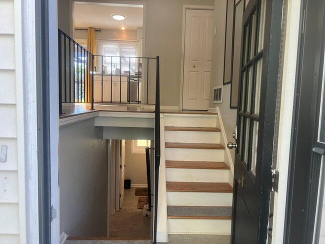 Building Photo - 325 Rockhurst Rd