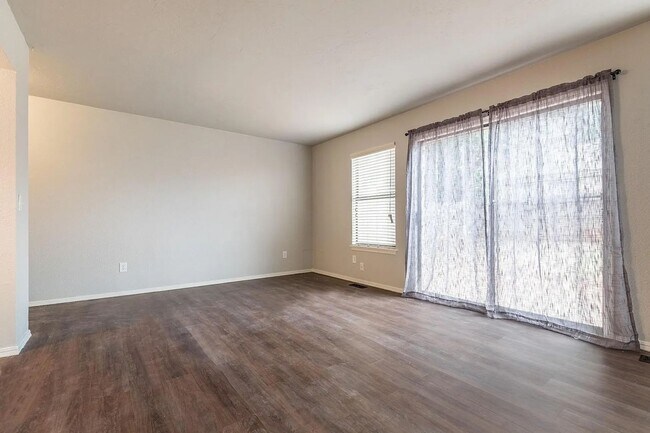 Building Photo - Beautiful 2BD/2.5 BTH Home Right off of NW Expressway and Shopping Areas