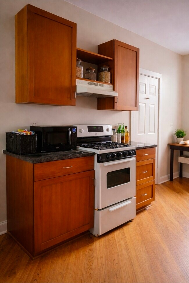 Building Photo - 6964 1/2 N Sheridan Rd