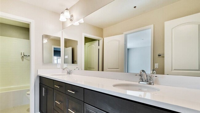 Building Photo - 4959 Camarillo Ln