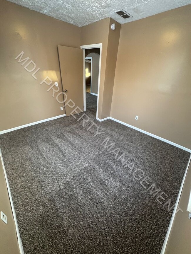 Building Photo - Charming 2-Bedroom Home with Bonus Room, Spacious Kitchen & Great Outdoor Space