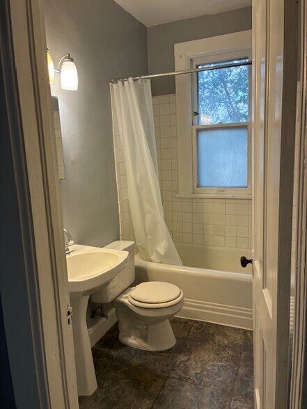 Building Photo - 1046 E Gorham St