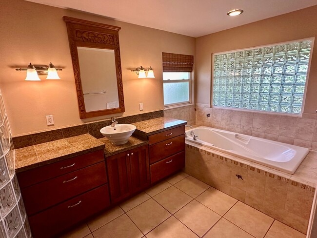 Building Photo - Spacious Home Close to Beaches, Shopping and More in South Maui!