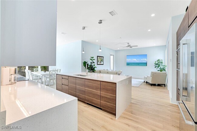 Building Photo - 2515 Royal Palm Ct