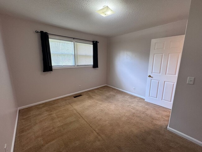 Building Photo - 1709 Oak Hill Dr S