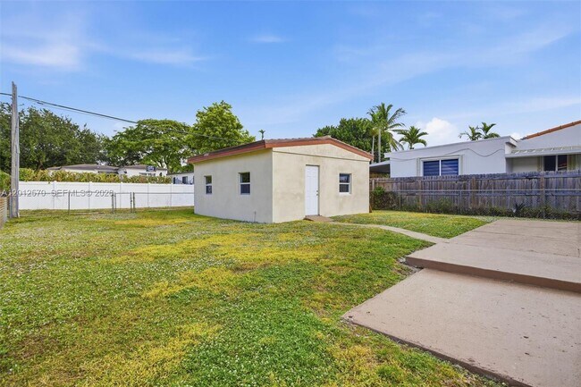 Building Photo - 461 Plover Ave