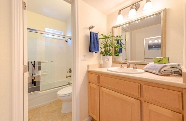 Building Photo - Utilities Paid! Modern Loft-Style Condo wi...