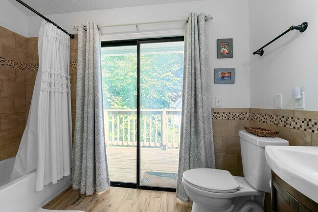 Building Photo - 152 Manresa Rd