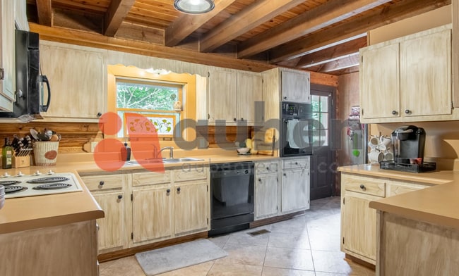 Building Photo - Log cabin home minutes to Downtown Chattan...