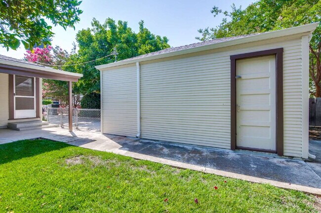 Building Photo - Bright, Clean and Cozy 2BR, 1BA Single Fam...