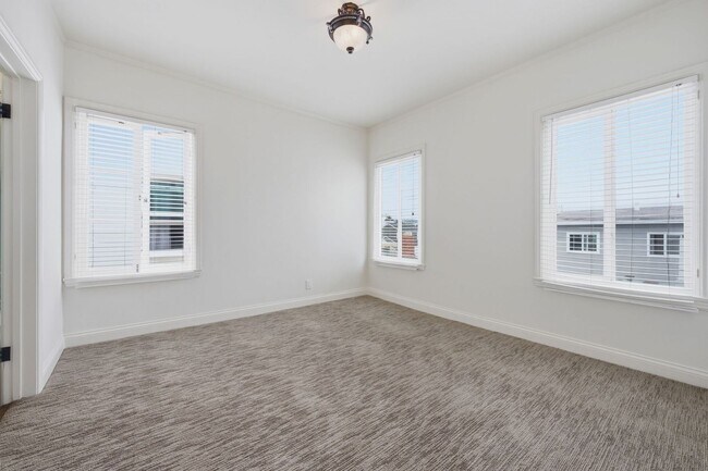 Building Photo - 1530 Miramar Dr