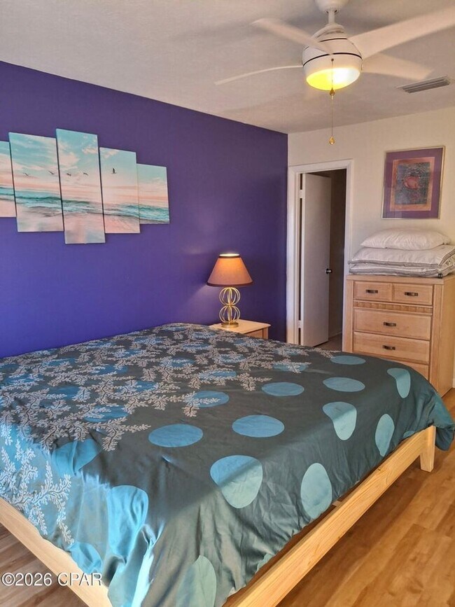 Building Photo - Gorgeous Townhome with a view!