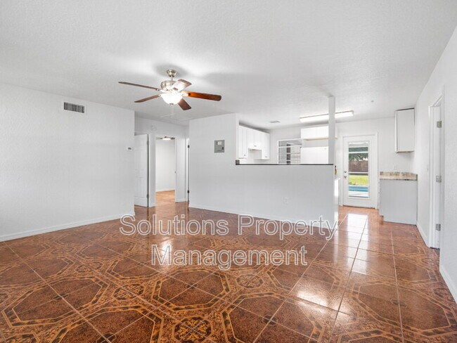 Building Photo - 2033 Robinhood Dr