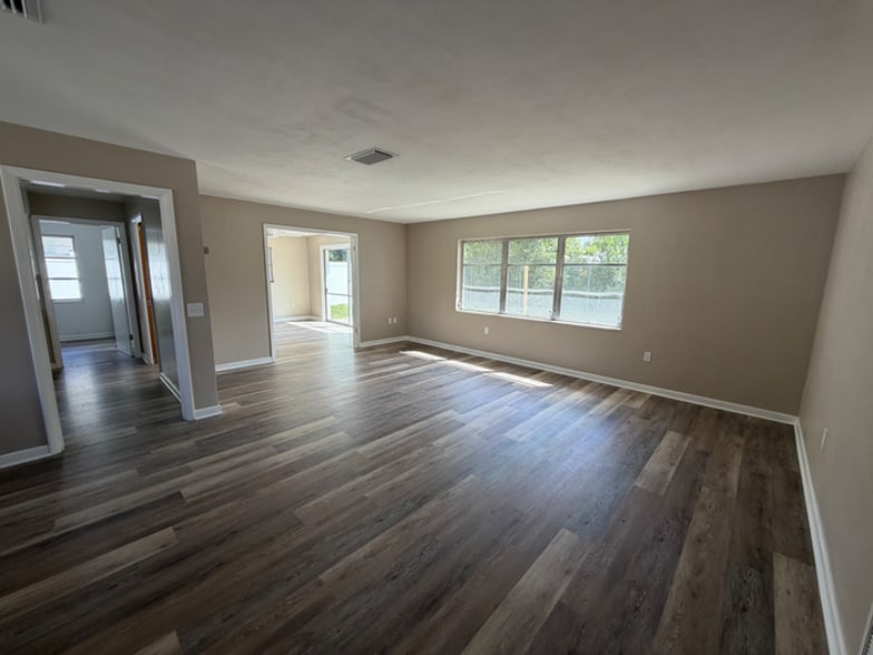 Building Photo - 1500 Ave E NE