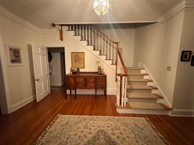 Building Photo - 906 Crescent Cir