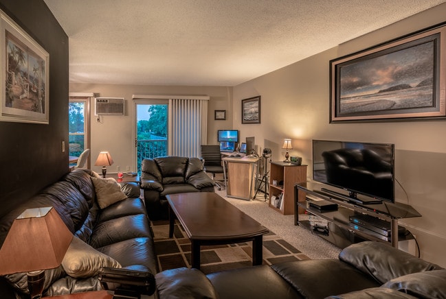 Building Photo - 941 11th Ave S