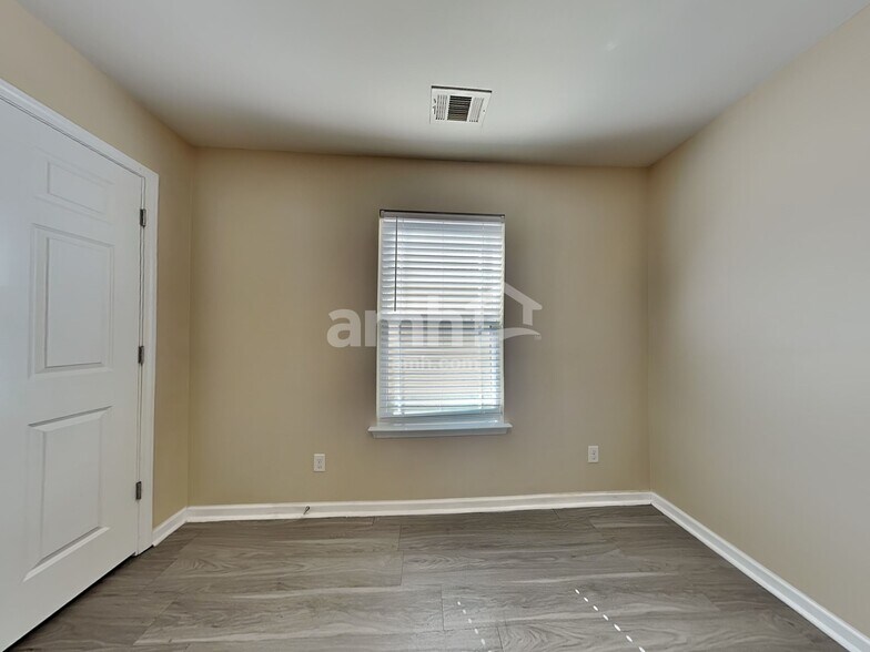 Building Photo - 117 Roseberry Cir