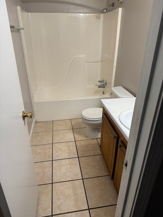 Building Photo - 2 Kim Ln