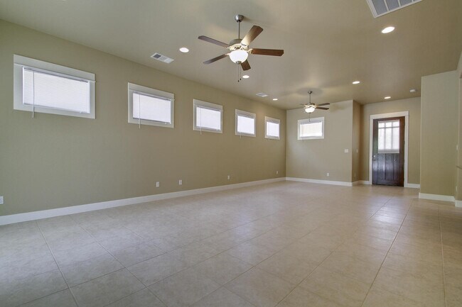 Building Photo - UT PRE-LEASE: Wood Floors, North Campus, Large Living Space, 2011 Construction, Custom High End K...