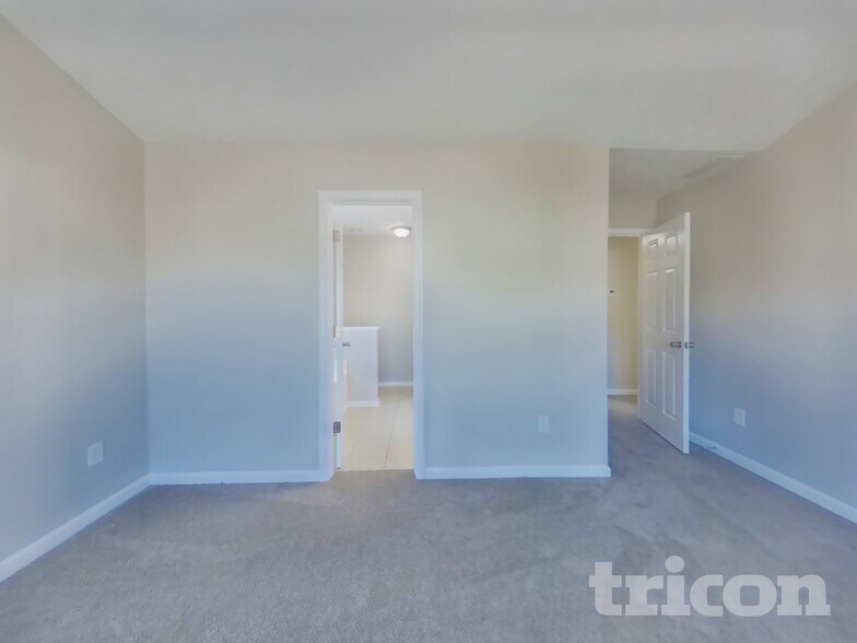 Building Photo - 2492 Feathertree Ln