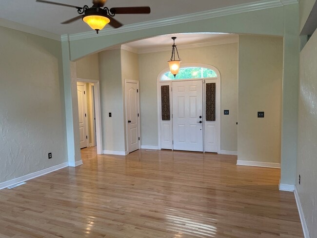 Building Photo - Very spacious 3 bed 2 bath 3 car garage!  ...