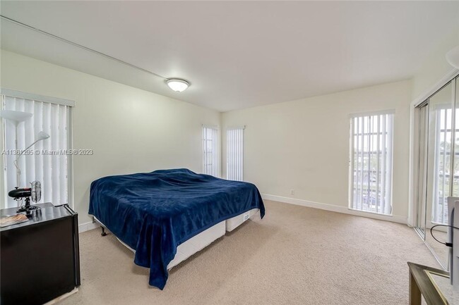 Building Photo - 3050 N Palm Aire Dr