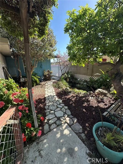 Building Photo - 1998 Wright St