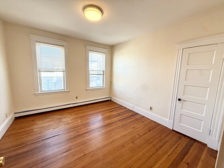 Building Photo - 144 Hillside St