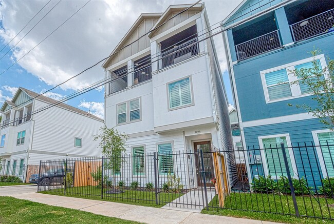 Building Photo - 909-A W 35th St