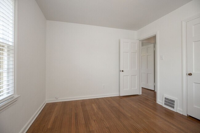 Building Photo - Charming 3 bedroom house Shaker Heights!!