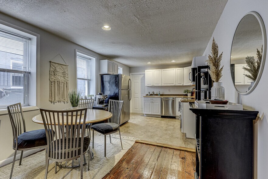 Building Photo - 1736 Light St