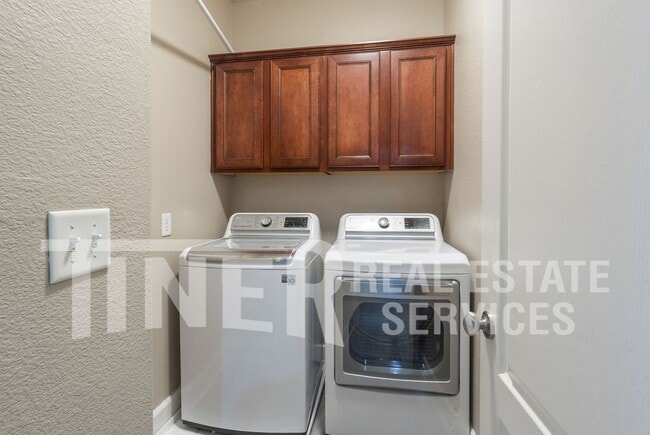 Building Photo - 5444 Noyack Way