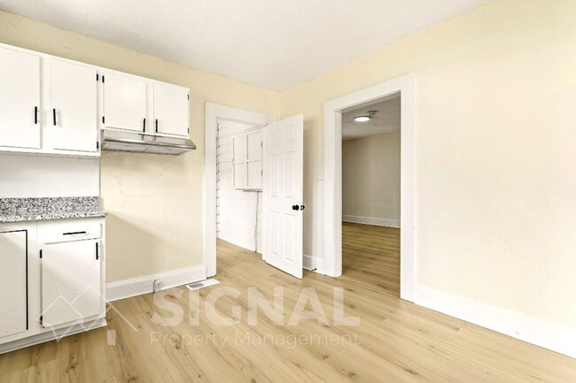 Building Photo - 425 Oak St