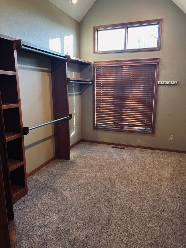 Building Photo - Gorgeous Home Located on Rivercut Golf Cou...