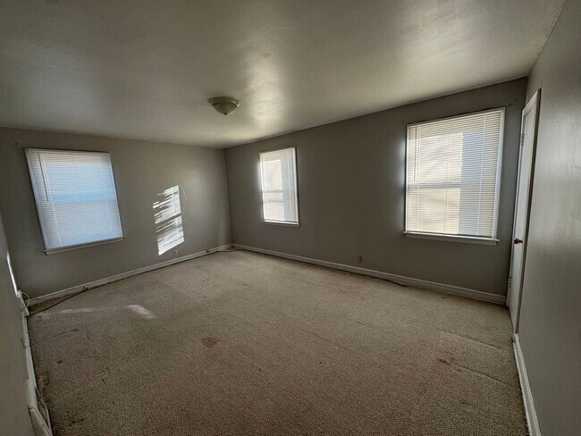 Building Photo - 9556 S Forest Ave