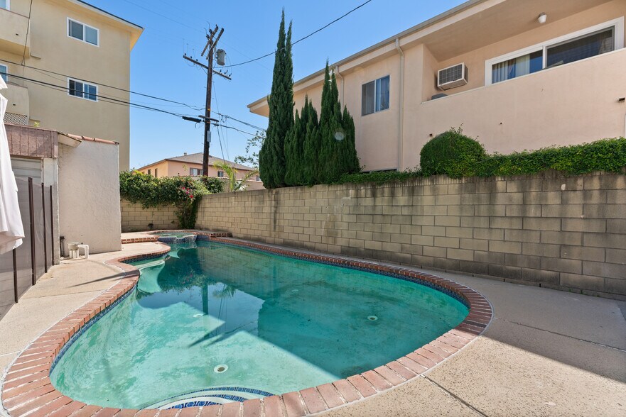 Building Photo - 824 S Holt Ave