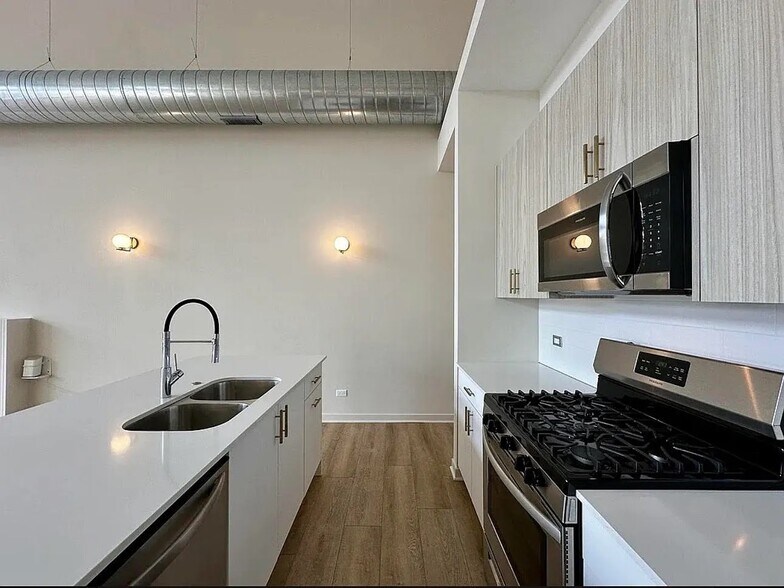 Building Photo - 3207 N Narragansett Ave