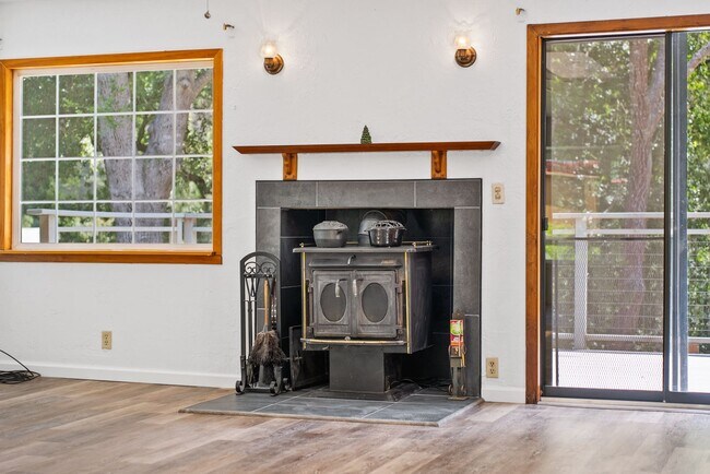 Building Photo - 475 Riverview Dr