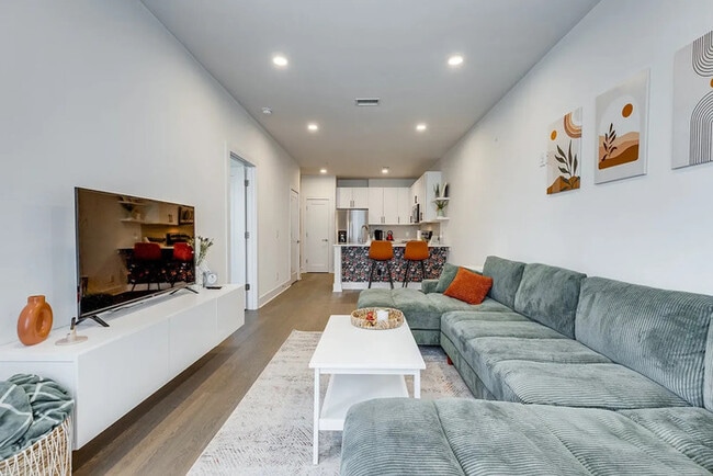 Building Photo - Stylish Updated Apartment Minutes from Downtown