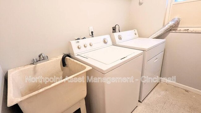 Building Photo - 3599 Schwartze Ave