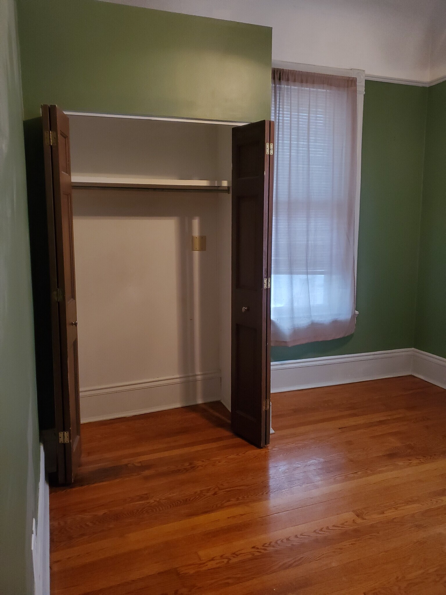 Building Photo - 1560 E Irving Plz