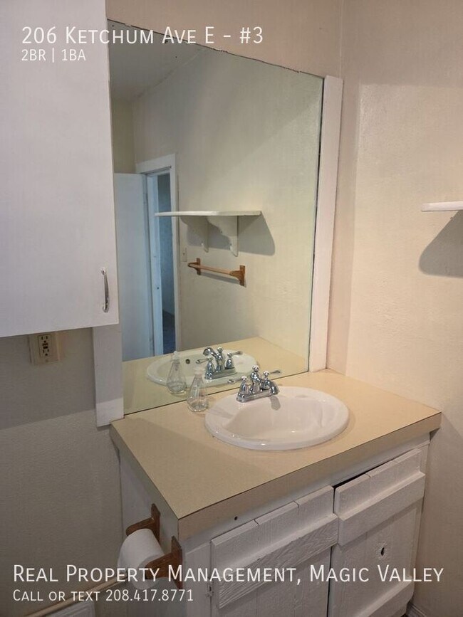 Building Photo - 206 Ketchum St E