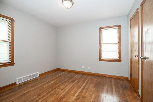 Building Photo - 3 Bedroom/1 bath Single House Maple Hts!!