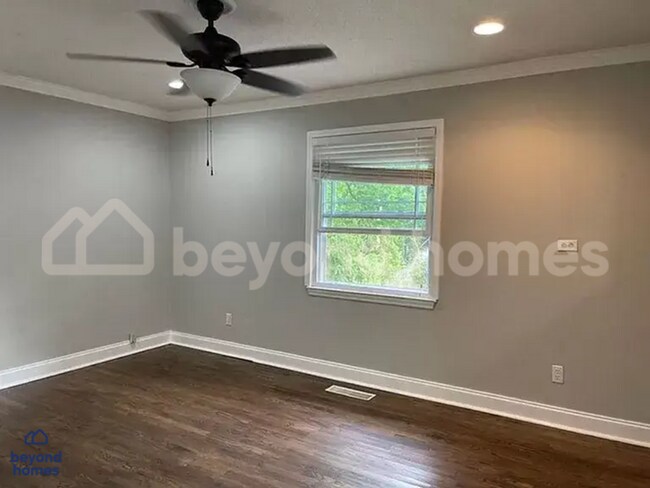 Building Photo - Updated 4-Bed Home Minutes from Downtown C...