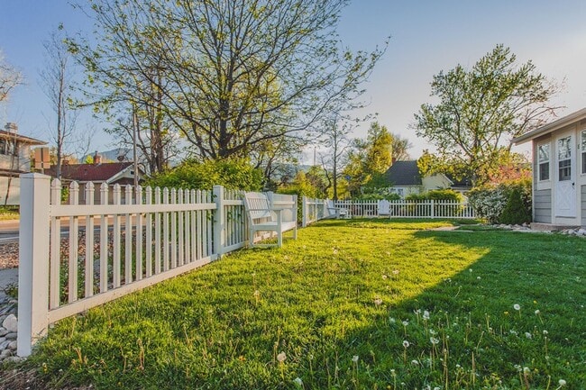 Building Photo - A Cozy 2 bed/1 bath Oasis in Central Boulder! Owner credits application fees! AVAILABLE SEPTEMBER...