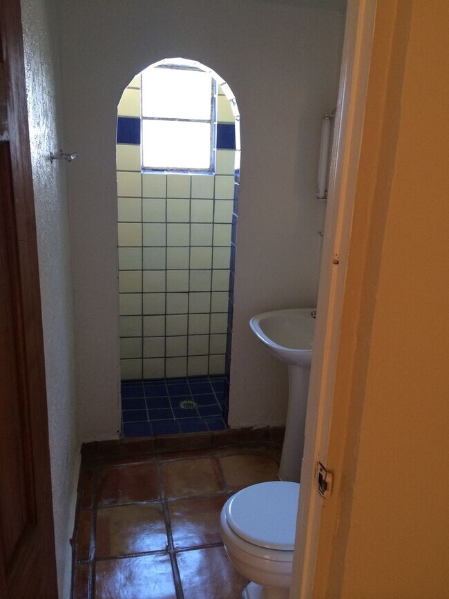 Building Photo - Roomy 6-Bedroom Home with Pool Available J...