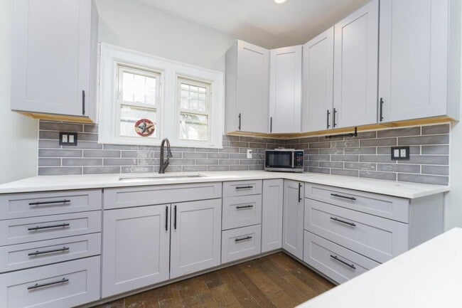 Building Photo - 116 Jewett St