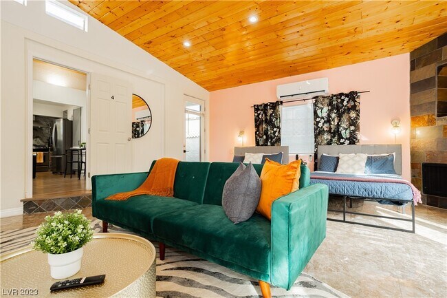 Building Photo - 2205 Santa Paula Dr